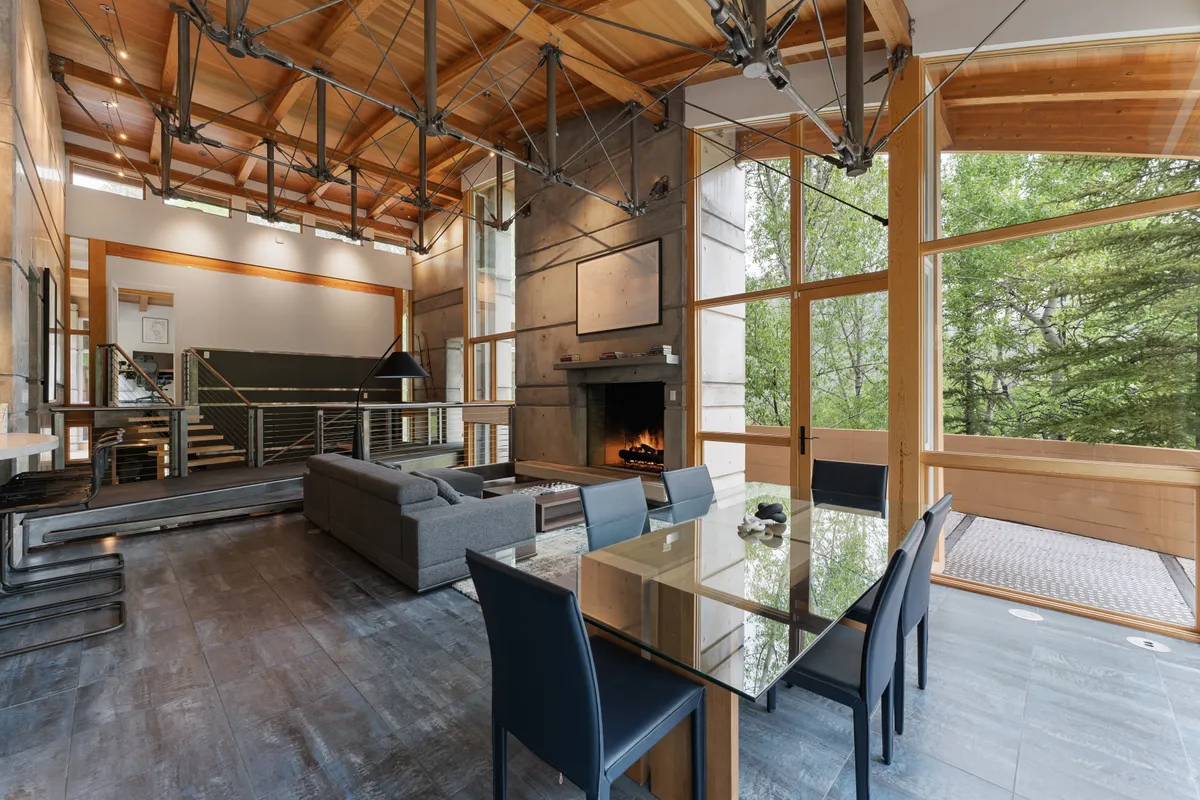 Living Room - Image 1