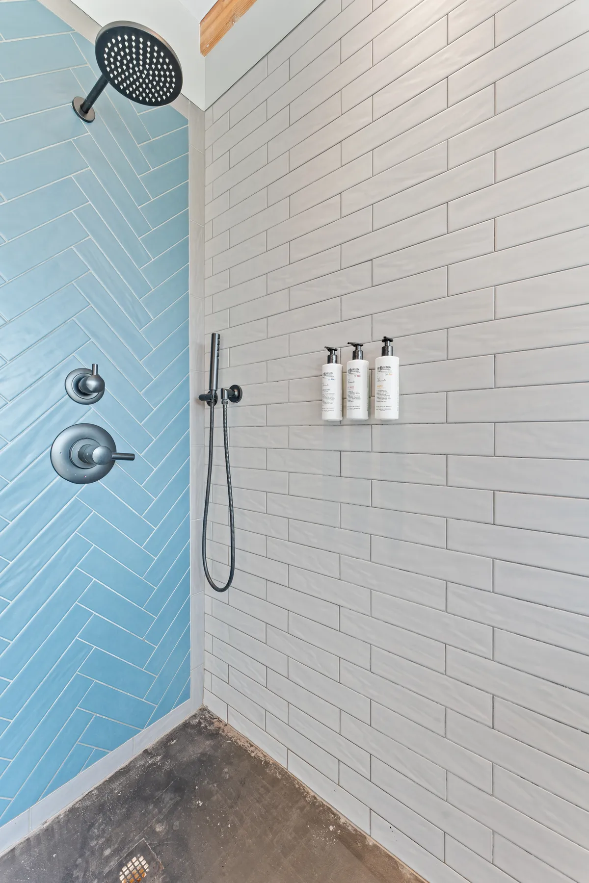 Bathroom 1 - Image 3