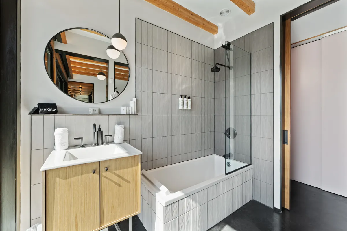 Bathroom 2 - Image 4