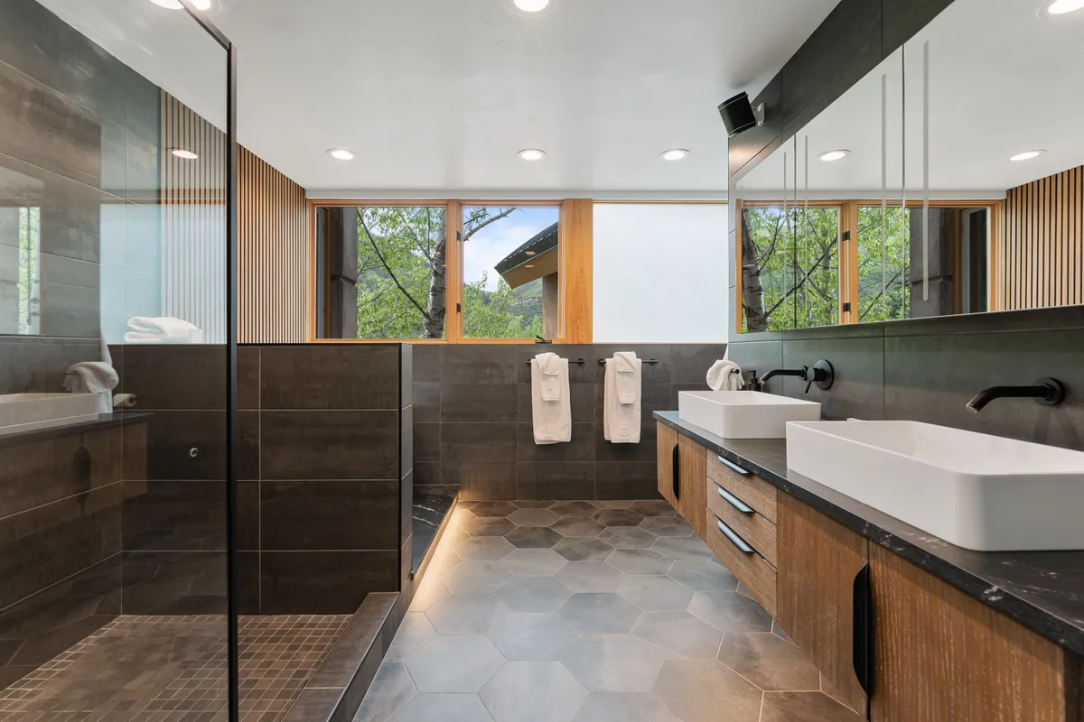 Bathroom 3 - Image 1