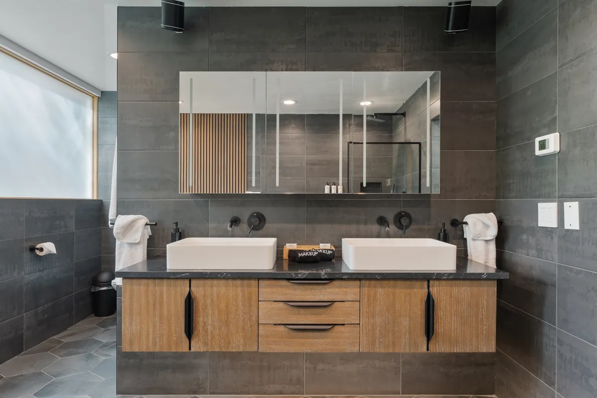 Bathroom 3 - Image 4