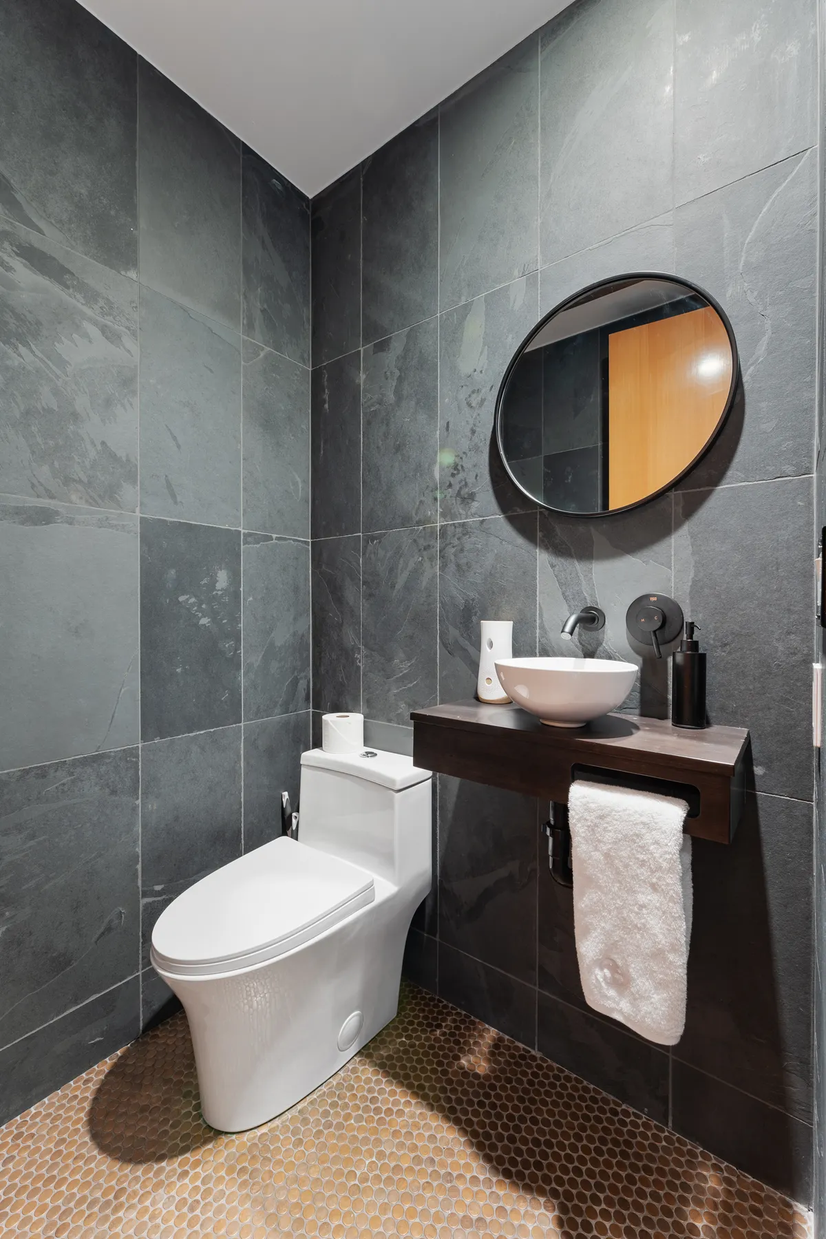 Bathroom 3 - Image 7