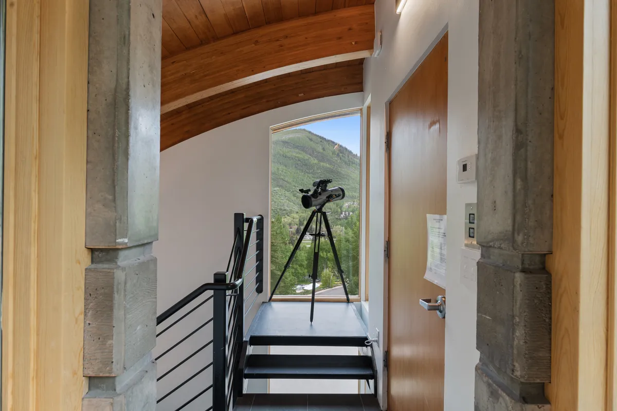 Living Room - Image 6