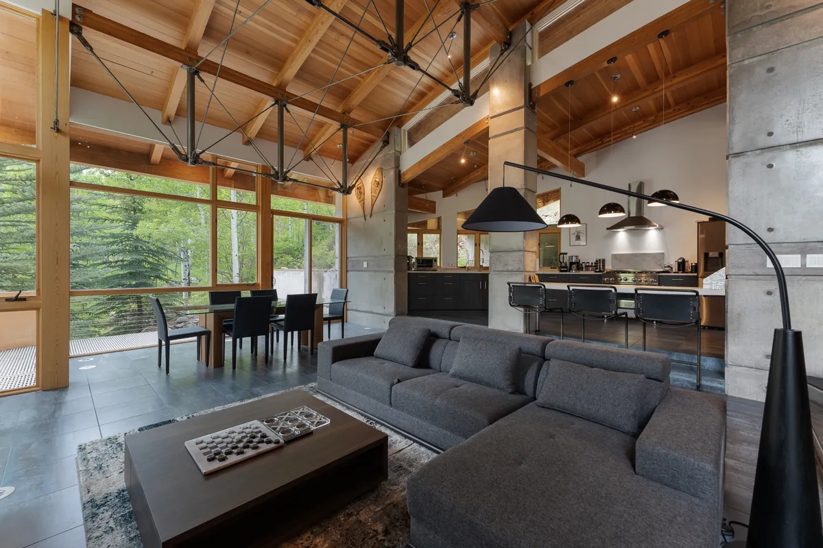 Living Room - Image 4