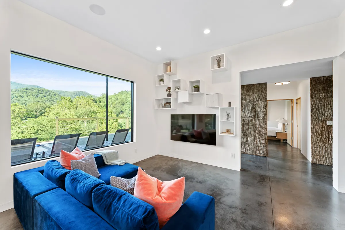 Living room - Image 2