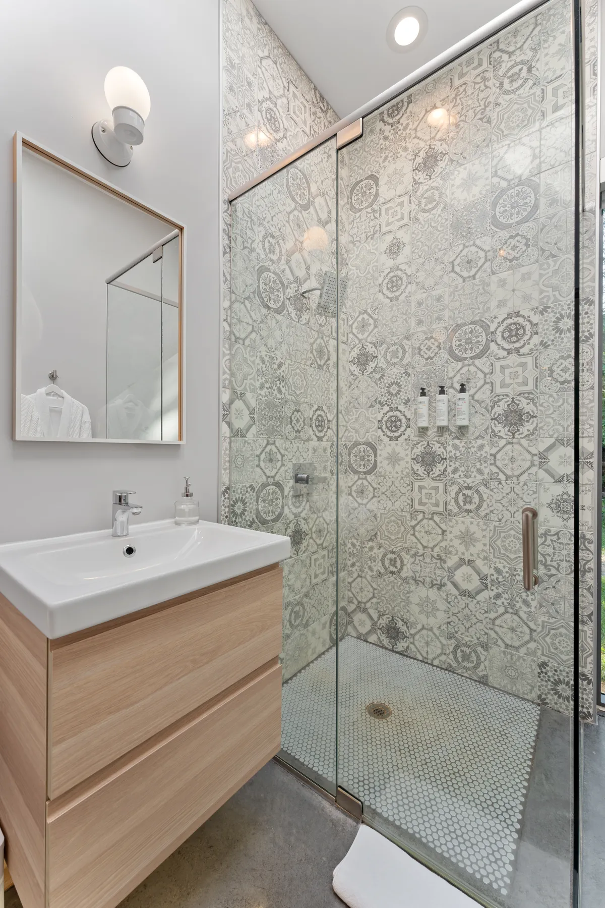 Bathroom 1 - Image 2