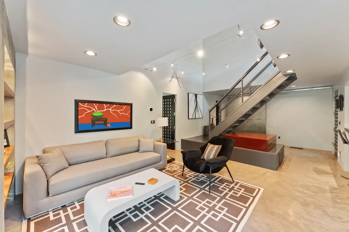 Living Room 2 - Image 8