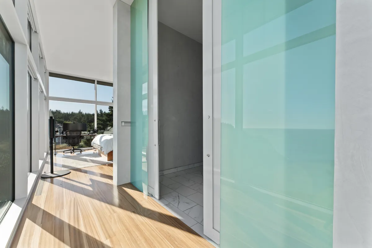 Bathroom 1 - Image 4