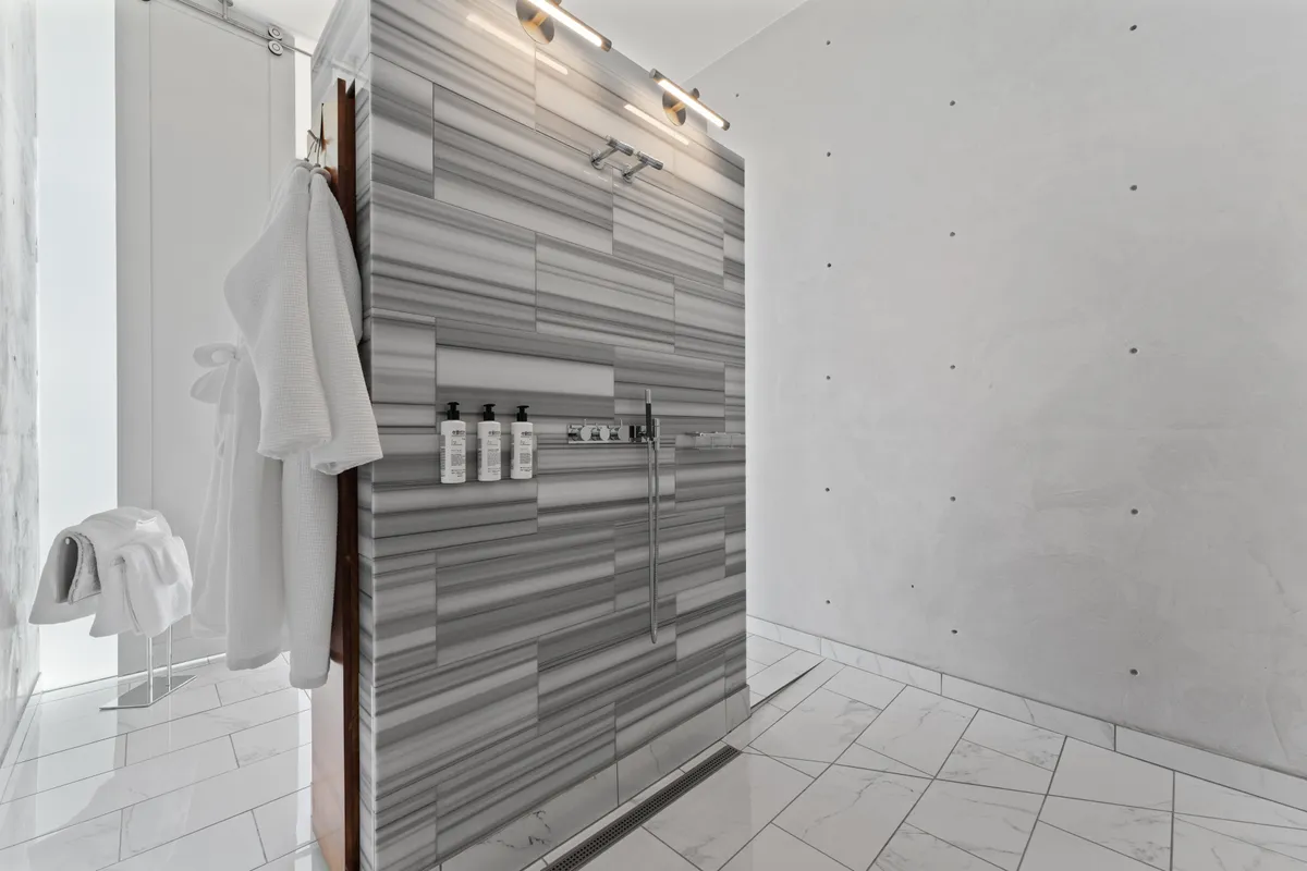 Bathroom 1 - Image 5