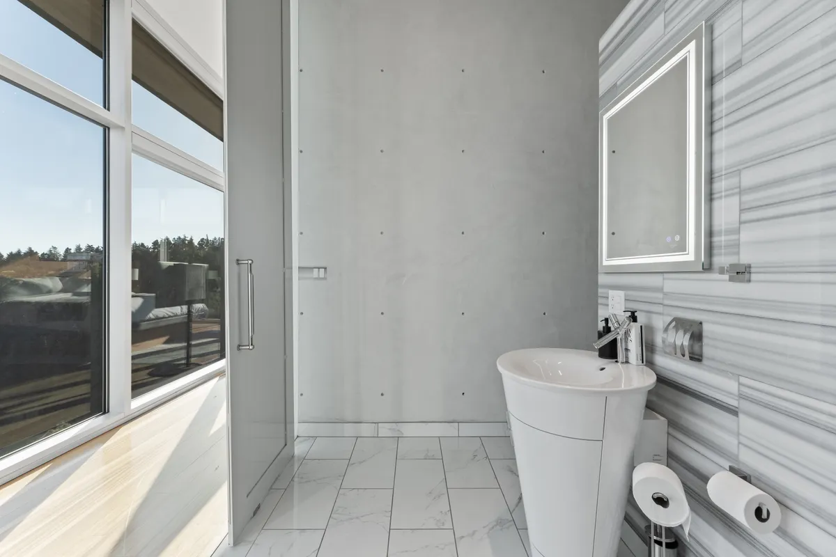 Bathroom 1 - Image 6