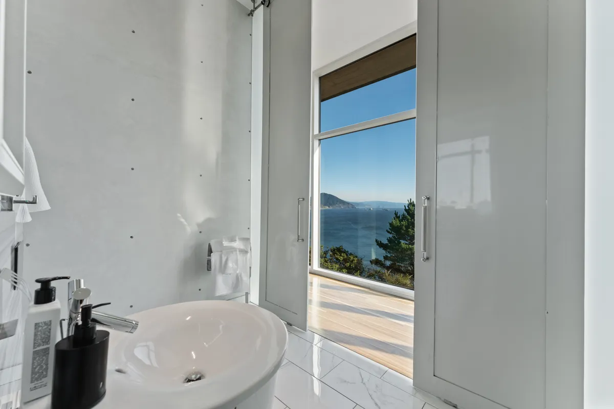 Bathroom 1 - Image 7