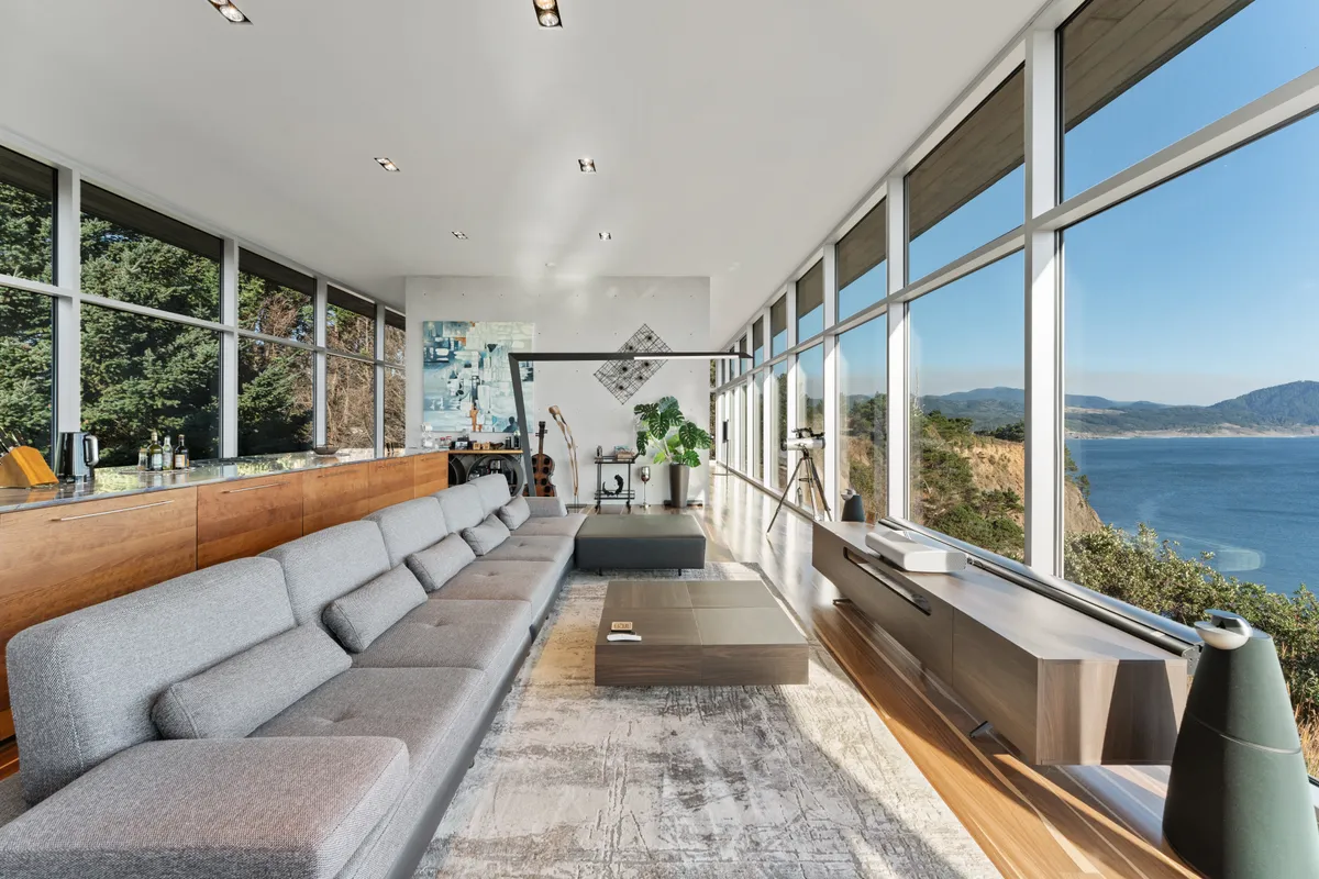 Living Room - Image 5