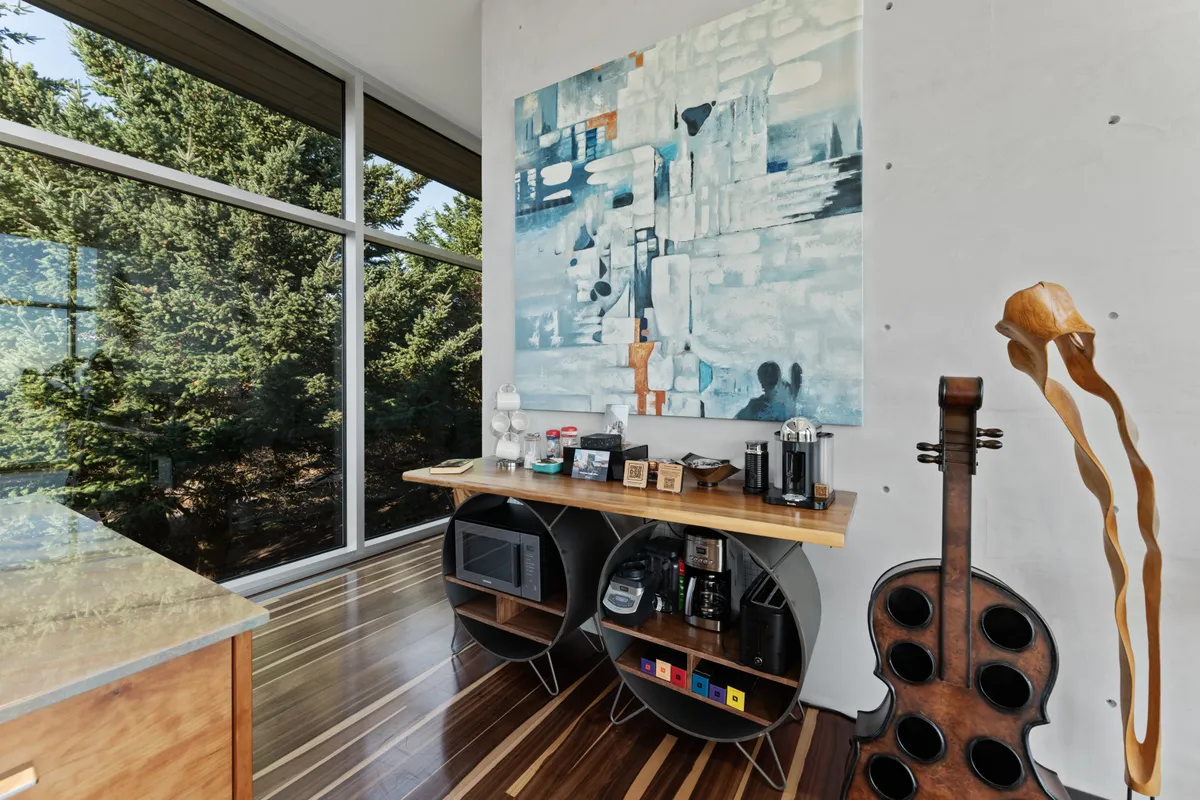 Living Room - Image 11