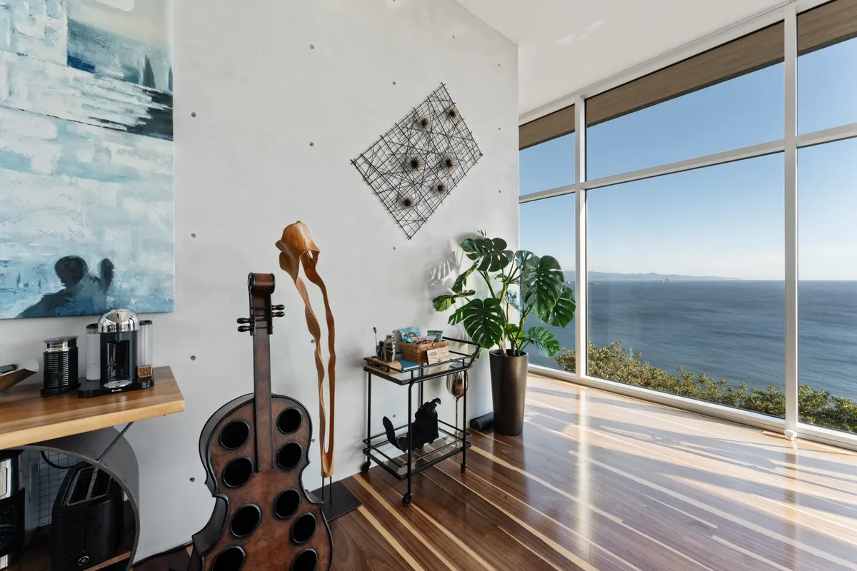 Living Room - Image 12