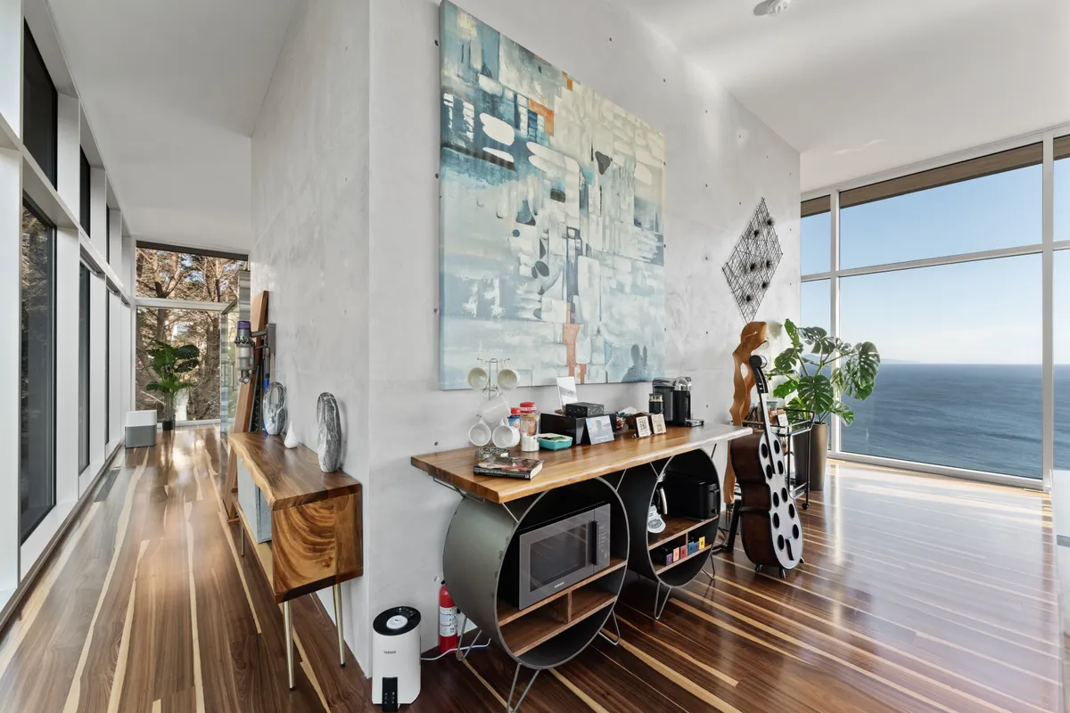 Living Room - Image 13