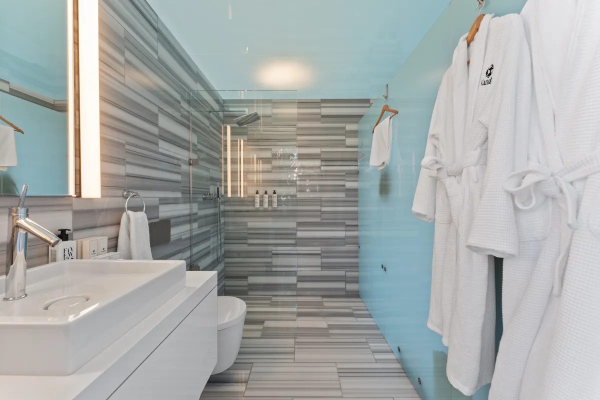 Bathroom 2 - Image 4