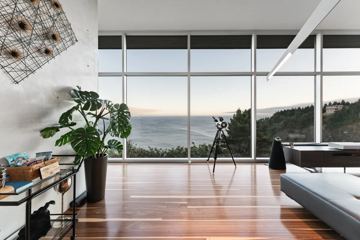 Living Room - Image 10