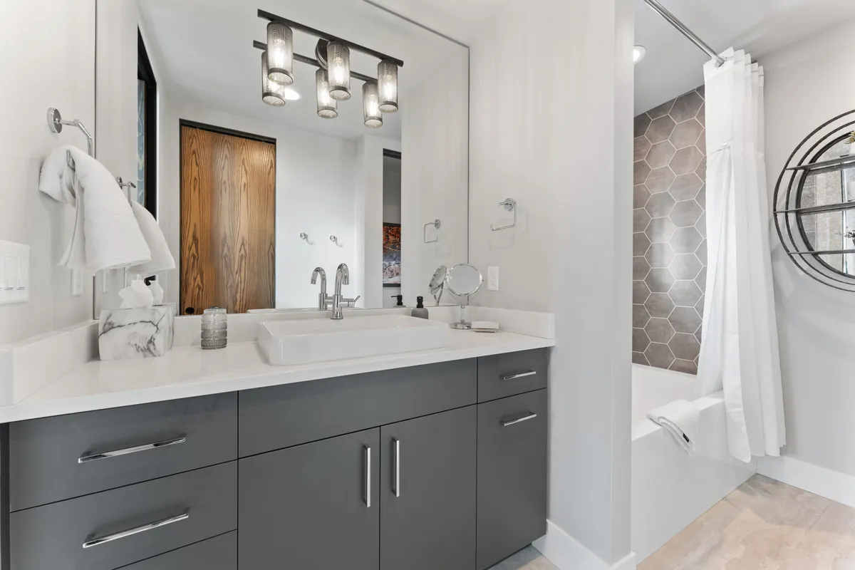 Bathroom 3 - Image 1