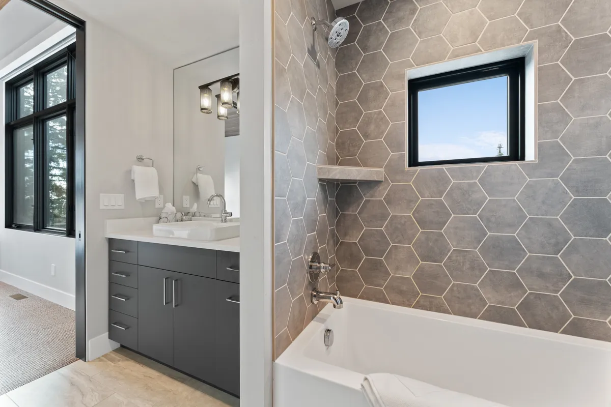 Bathroom 3 - Image 2