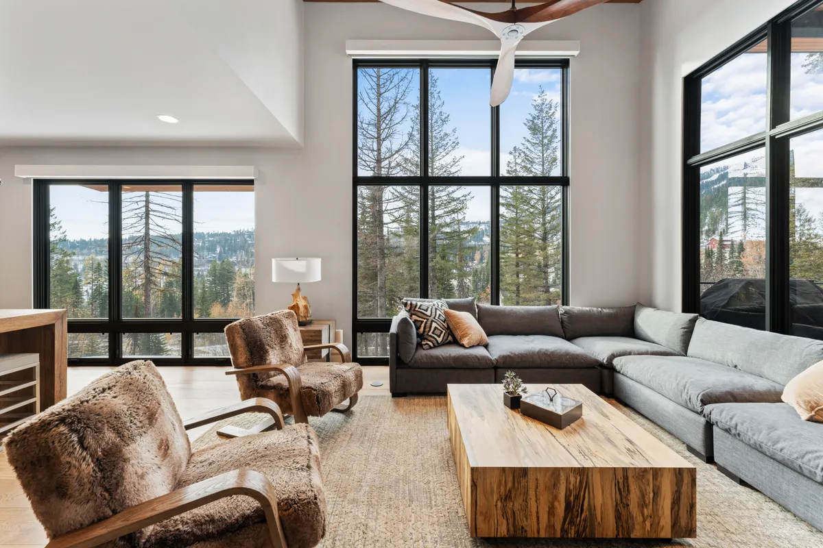 Living Room 1 - Image 5