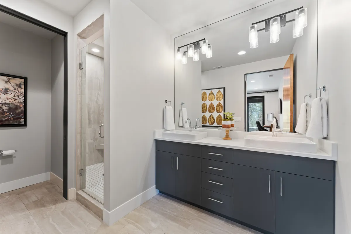 Bathroom 1 - Image 3