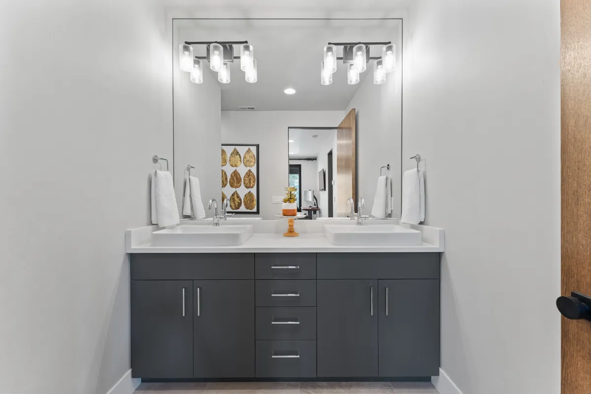 Bathroom 1 - Image 7