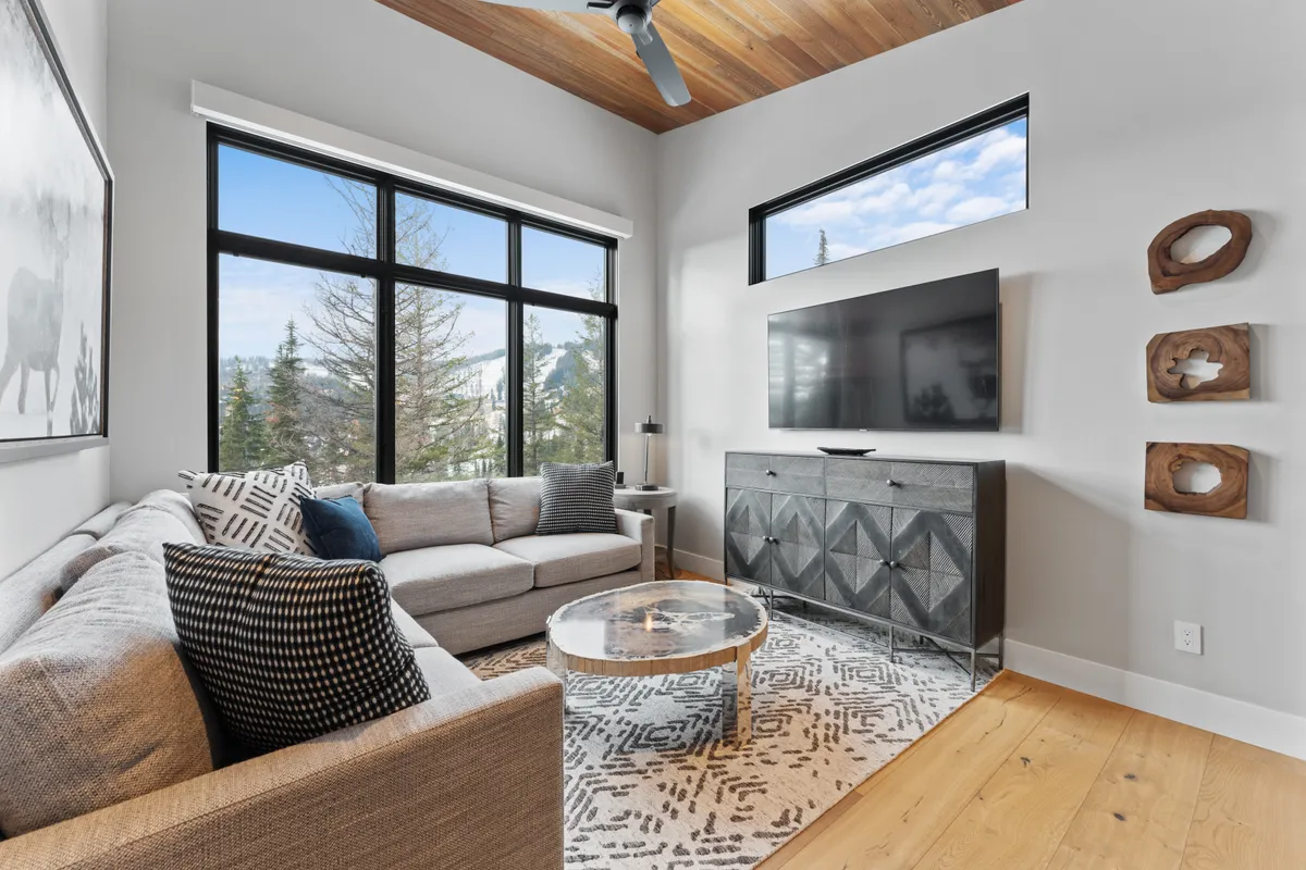 Living Room 2 - Image 3