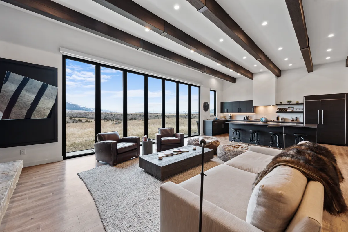 Living Room - Image 4