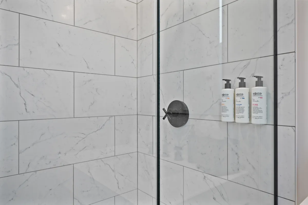 Bathroom 3 - Image 5