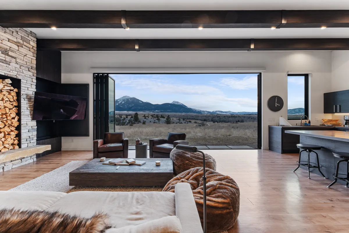 Living Room - Image 5