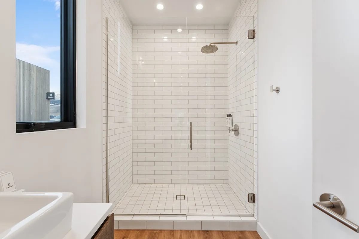 Bathroom 4 - Image 3