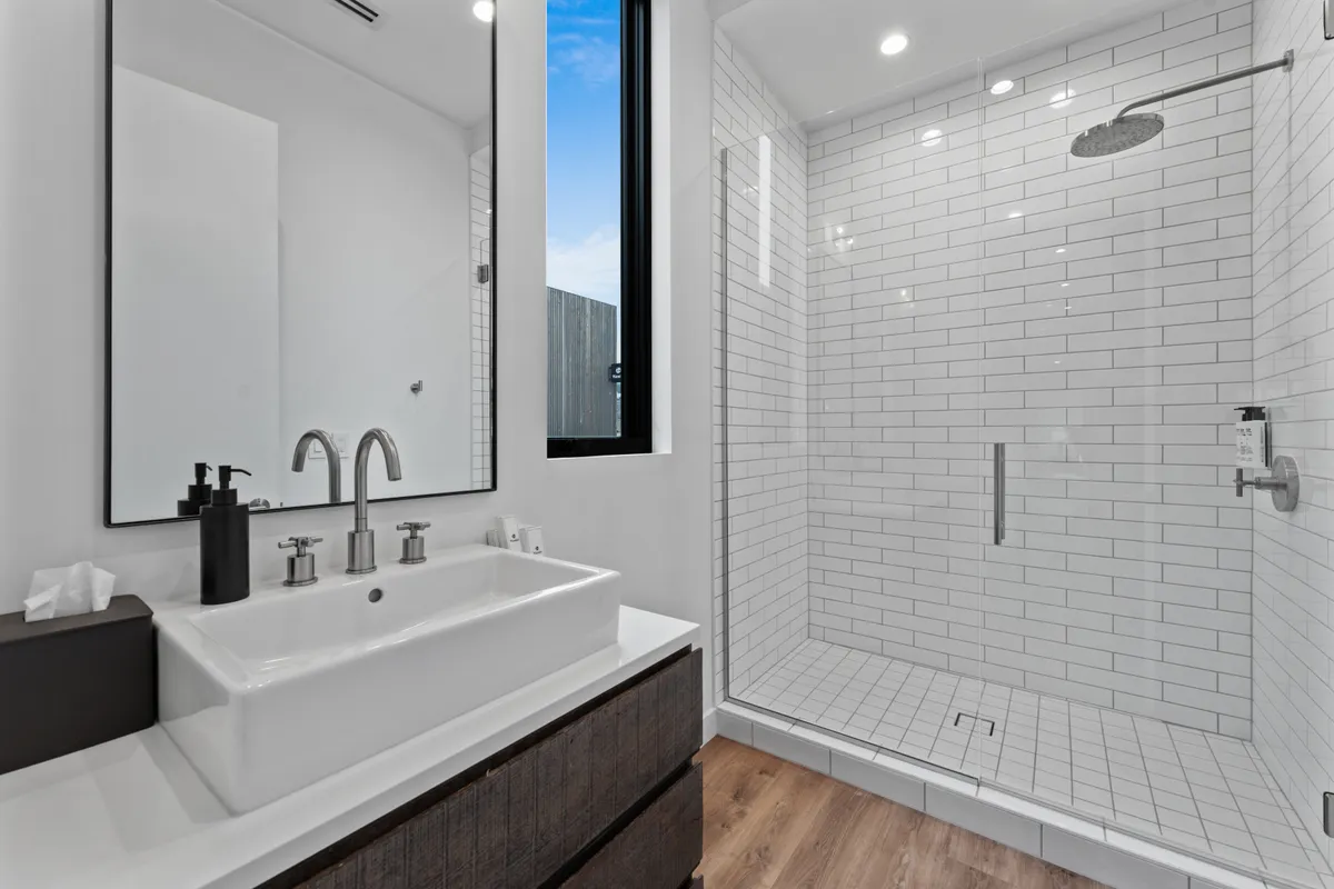 Bathroom 4 - Image 2