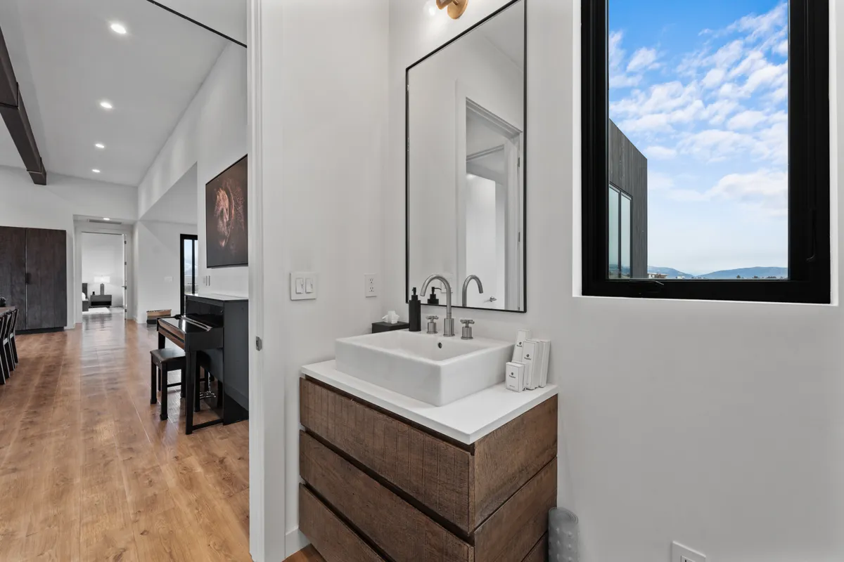 Bathroom 4 - Image 1