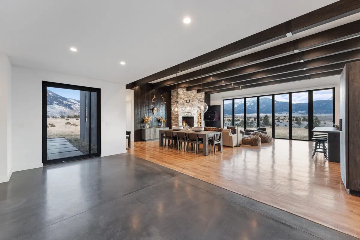 Living Room - Image 7