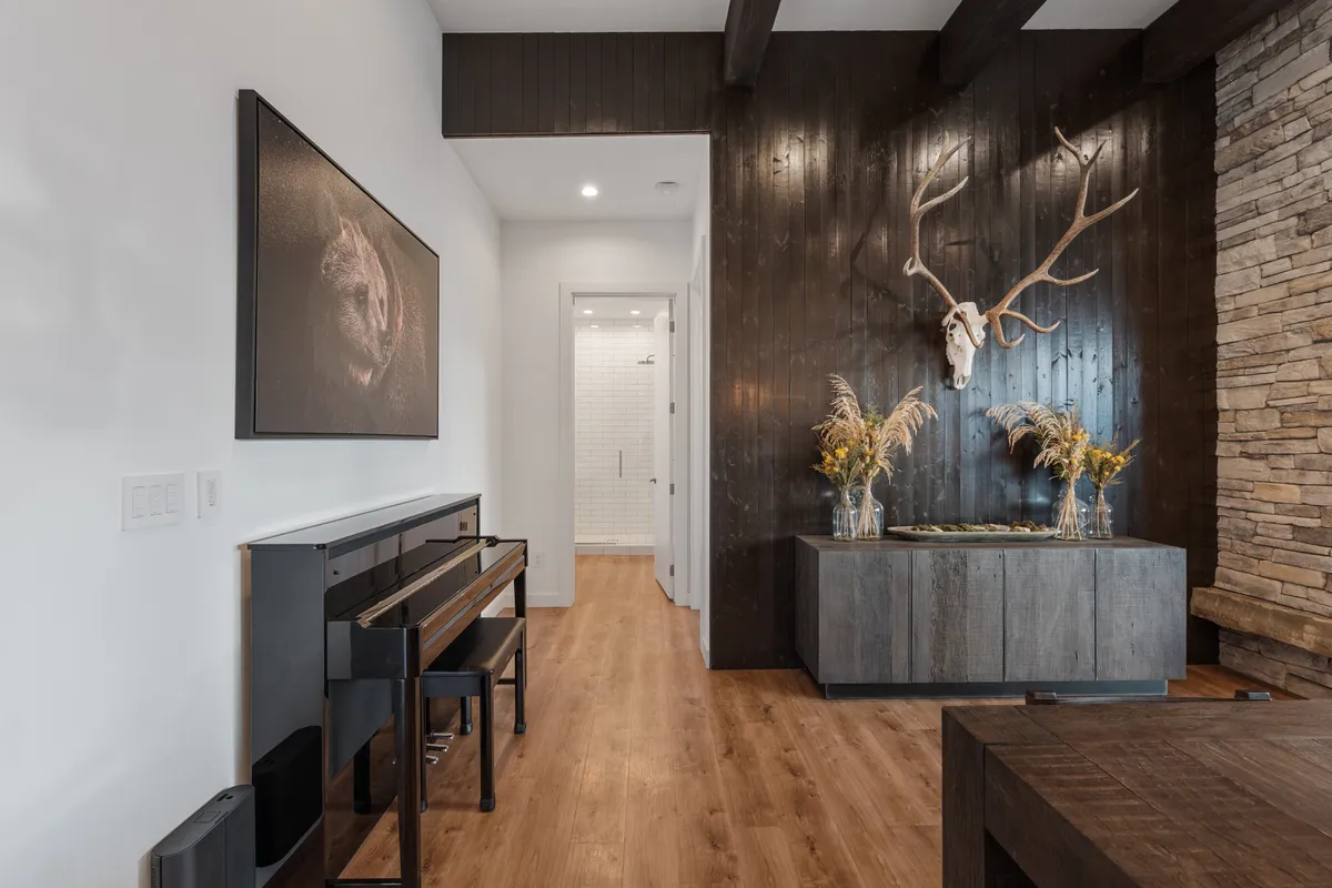 Living Room - Image 8