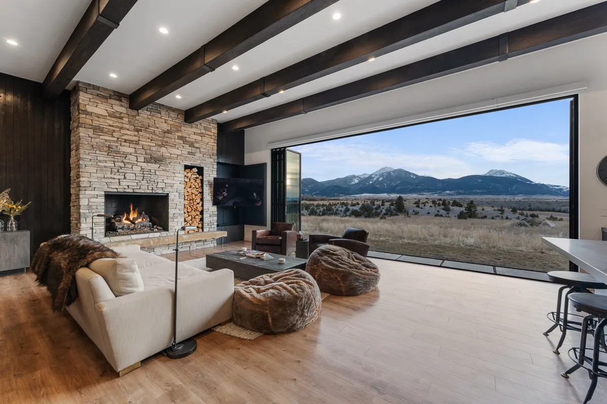 Living Room - Image 6