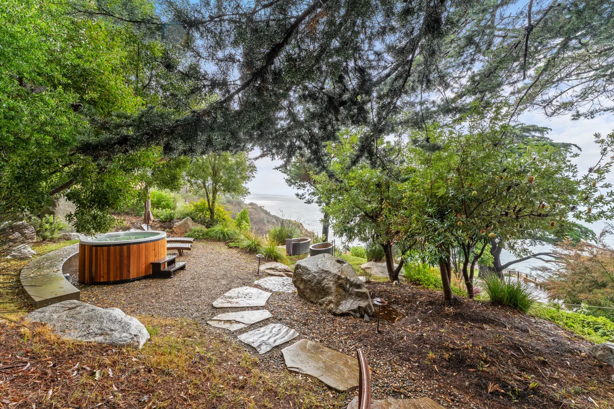 Luxury Oceanfront Estate with Copper Tubs property photo 3