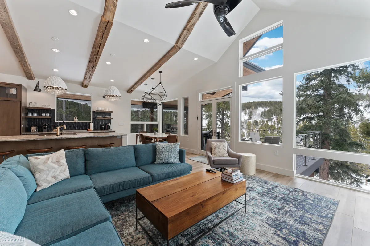 Living Room - Image 6