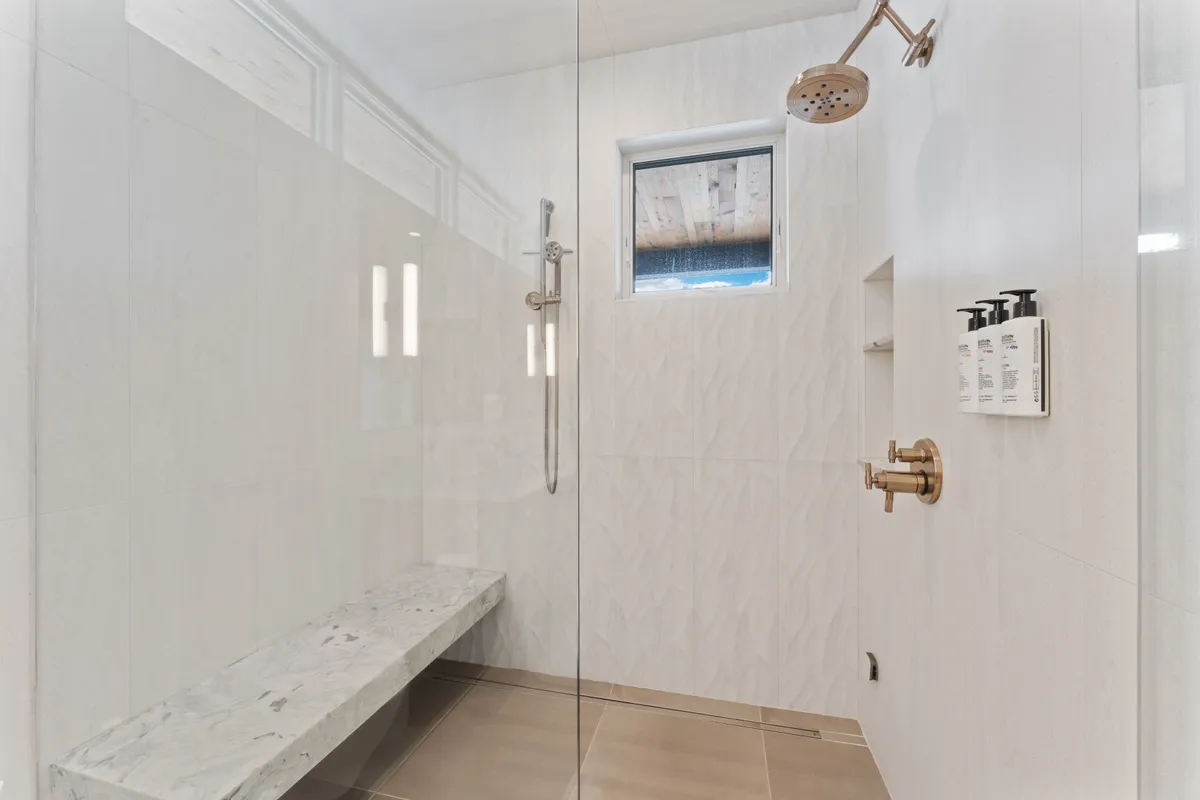Bathroom 1 - Image 4