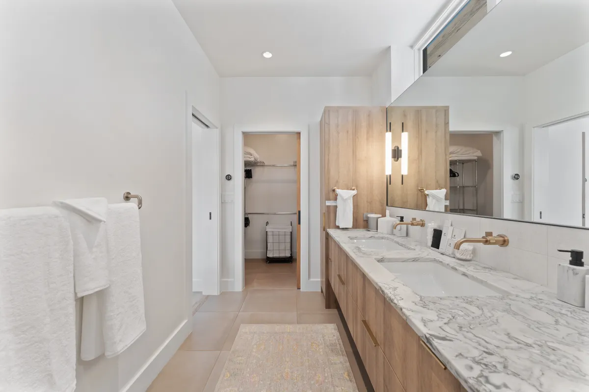 Bathroom 1 - Image 5