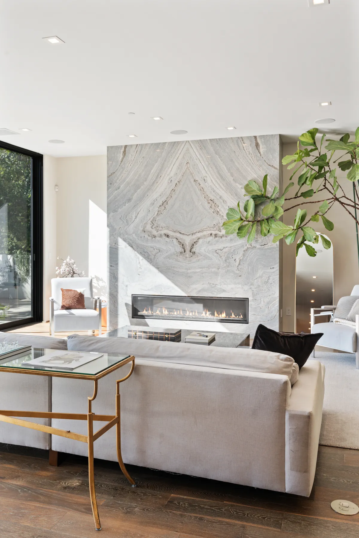 Living Room - Image 7