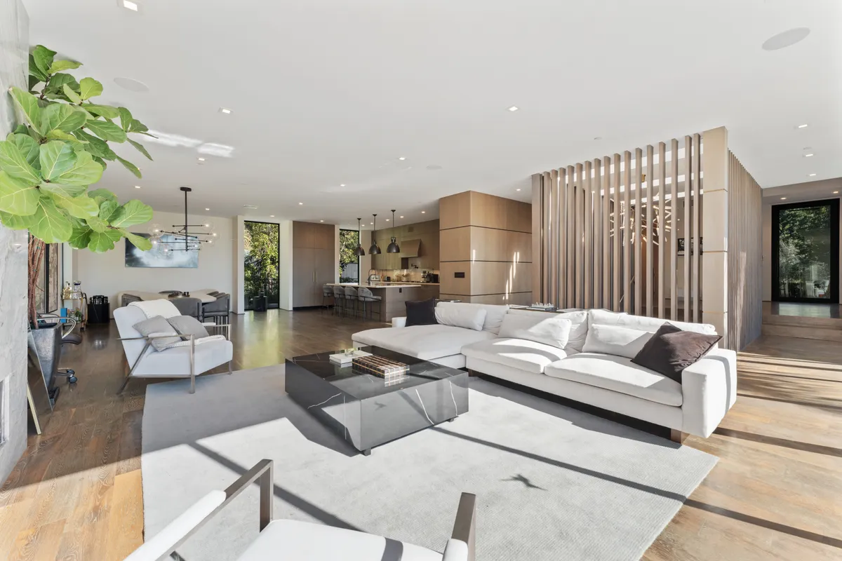 Living Room - Image 3