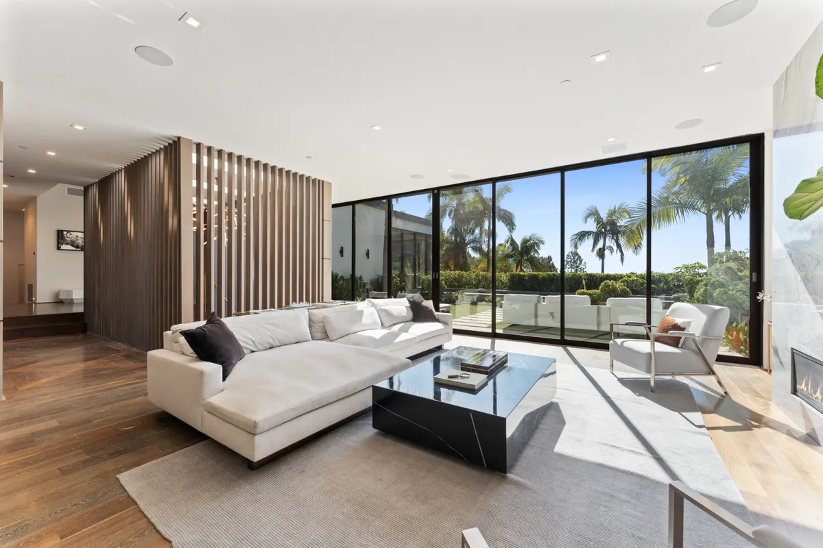 Living Room - Image 4