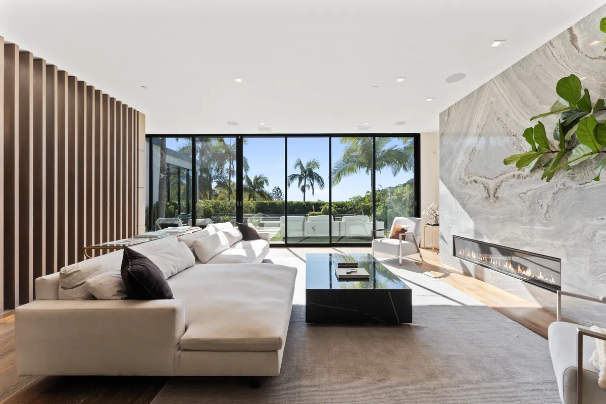 Living Room - Image 2