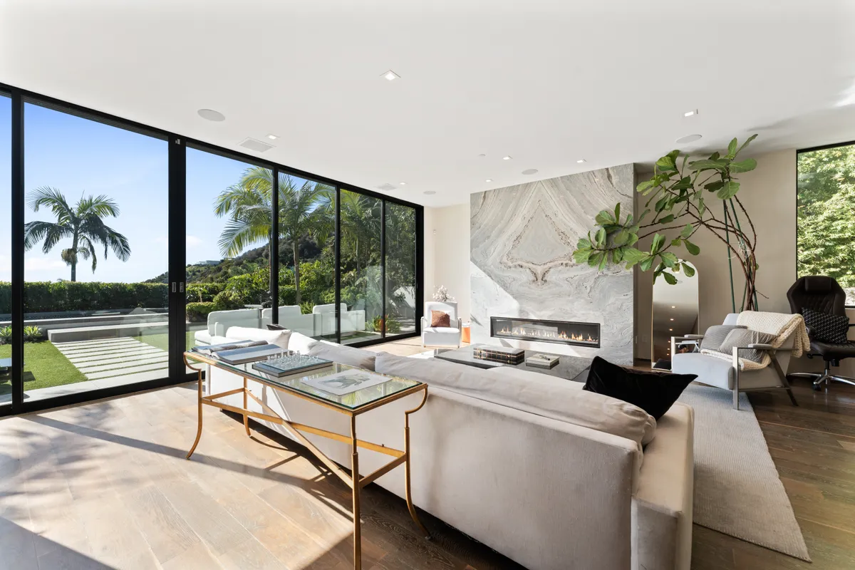 Living Room - Image 6