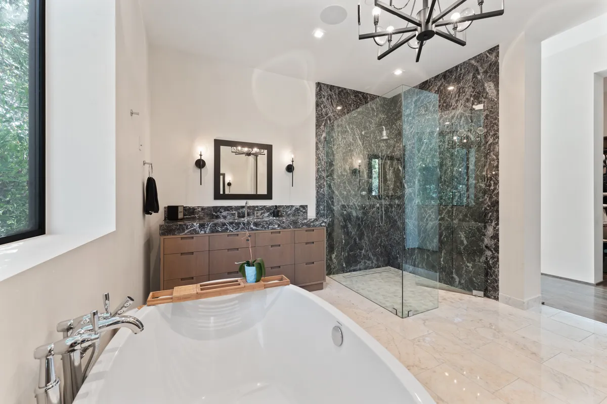 Bathroom 1 - Image 3