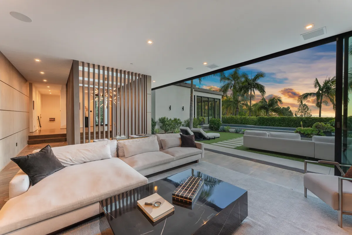 Living Room - Image 5