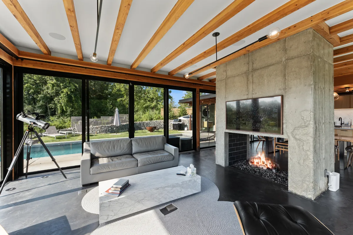 Living Room - Image 8