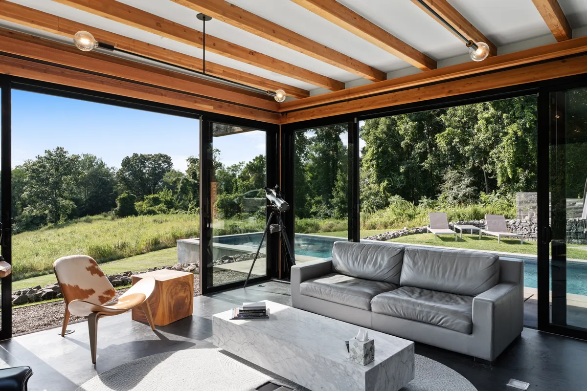 Living Room - Image 6