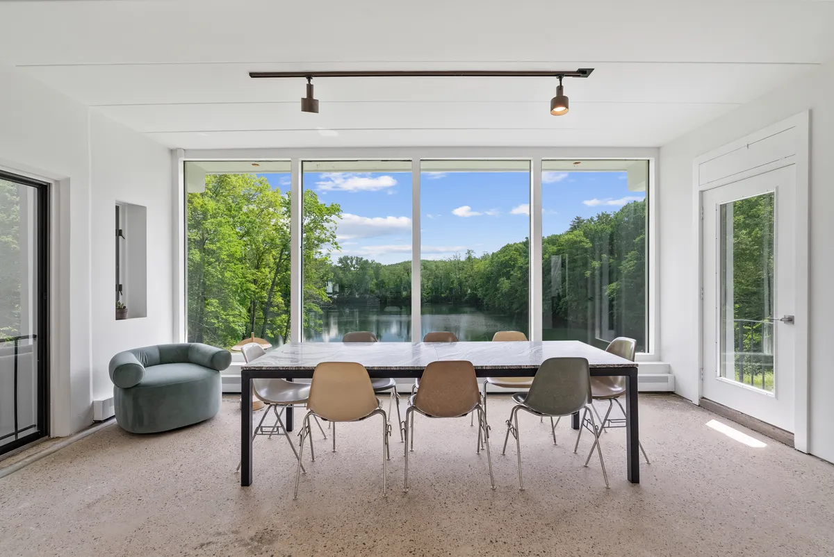 Wander Lakefront Retreat